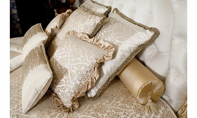 Спальня Rampoldi Комплект: Кровать (Gold Leaf)+2 Тумбы (Walnut+Gold)+Покрывало И Декоративные Подушки AGRI100+AUR102