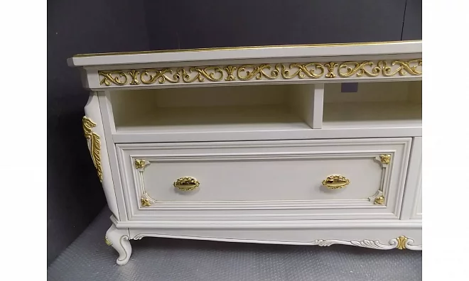 Vaccari Cav.Giovanni Гостиная: Витрина -2Шт, Тумба Тв, Ж. Столик Bianco Antico/Oro BV5083+5081+5090