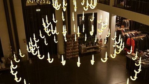 Французские дизайнеры создали «парящую» люстру с 91 фарфоровым подсвечником
